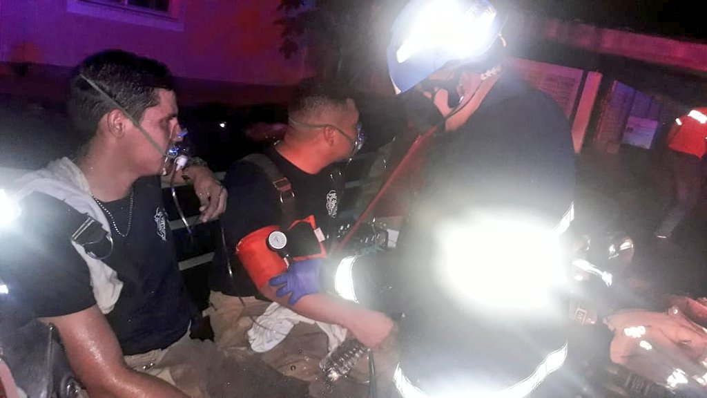 BCBRP's tweet photo. Paramedicos #SAMER brindan soporte de oxígeno al personal #EXBURES que realizó labores de extinción en depósito  #Hospital Luis Chicho Fábrega. https://t.co/19hrXJcKOC