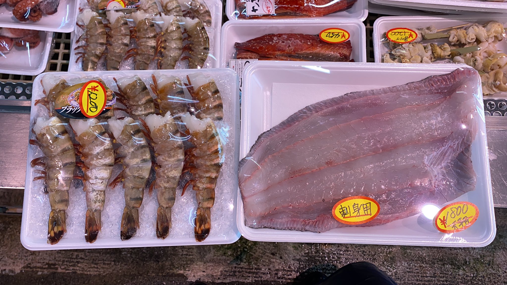 千里水産 おはようございます 千里水産です 今日も元気に営業しております 今日のおすすめ品は天ぷらや塩焼き用の ブラックタイガーが特大で10円と天然の平目の刺身用が650gで 1800円です 他にも安価な商品が沢山並んでいますので よろしくお願い