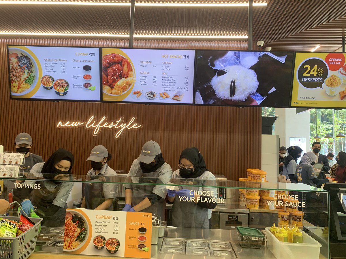 aidainjapan's tweet photo. Emart24, korean convenience store finally bukak dekat bangsar south and best sbb banyak gila kfood and desserts. And halal ksnacks! Diaorg ada bingsu jugak 😍😍

Price not bad, and banyak choice. This is definitely my new fav konbini 🤩 https://t.co/lIjsHPPPlC