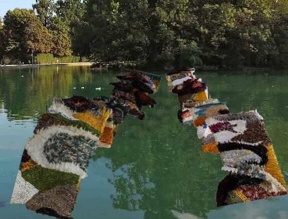ArteMorbida's tweet photo. 🔸 1000 square meters of recycled fabric.
🔸 230,000 colored knots.
🔸 24,550 meters of fabric strips to tie.
.
🌊 Here are the numbers of the #installation "The waves of life" created on the pond of the Parco Ducale in #Parma.
.
Read the article 👉 https://t.co/rwVdvP1JlJ 🇬🇧 https://t.co/QZOGz3quEk
