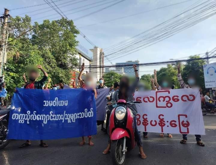 22.6.2021 In Mandalay, Despite Junta’s daily brutality , General Strike from Three Different fields was seen marching on the streets in defiance of Genocidal Military Dictatorship.

#UnfetteredAccessForAids 
#WhatsHappeningInMyanmar 
#June22Coup