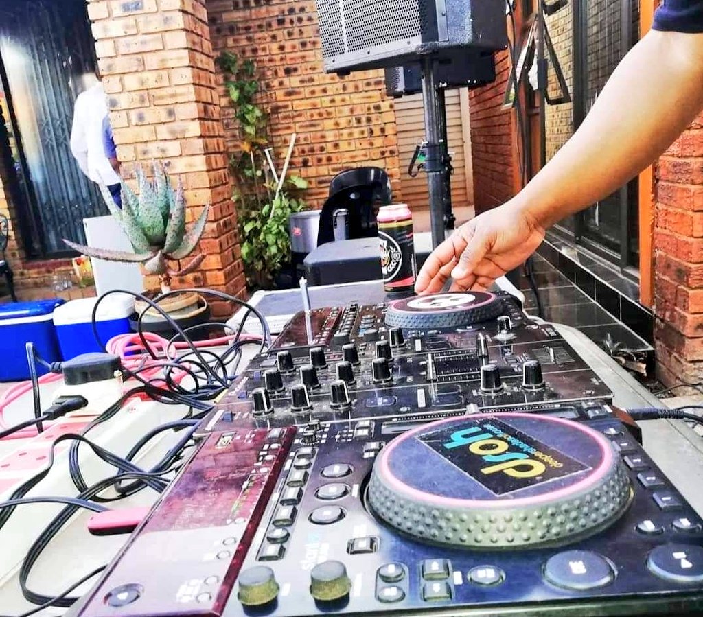 kat_iam459's tweet photo. Slowing things down today...

*Peter Power - Sun Sun Damba [Multi Culti] 🕺🏾🔥👌🏾
#DISTINKTIVEGROOVES #wearehousegrooves #icandub #deephouse https://t.co/5hT3wO8OL5