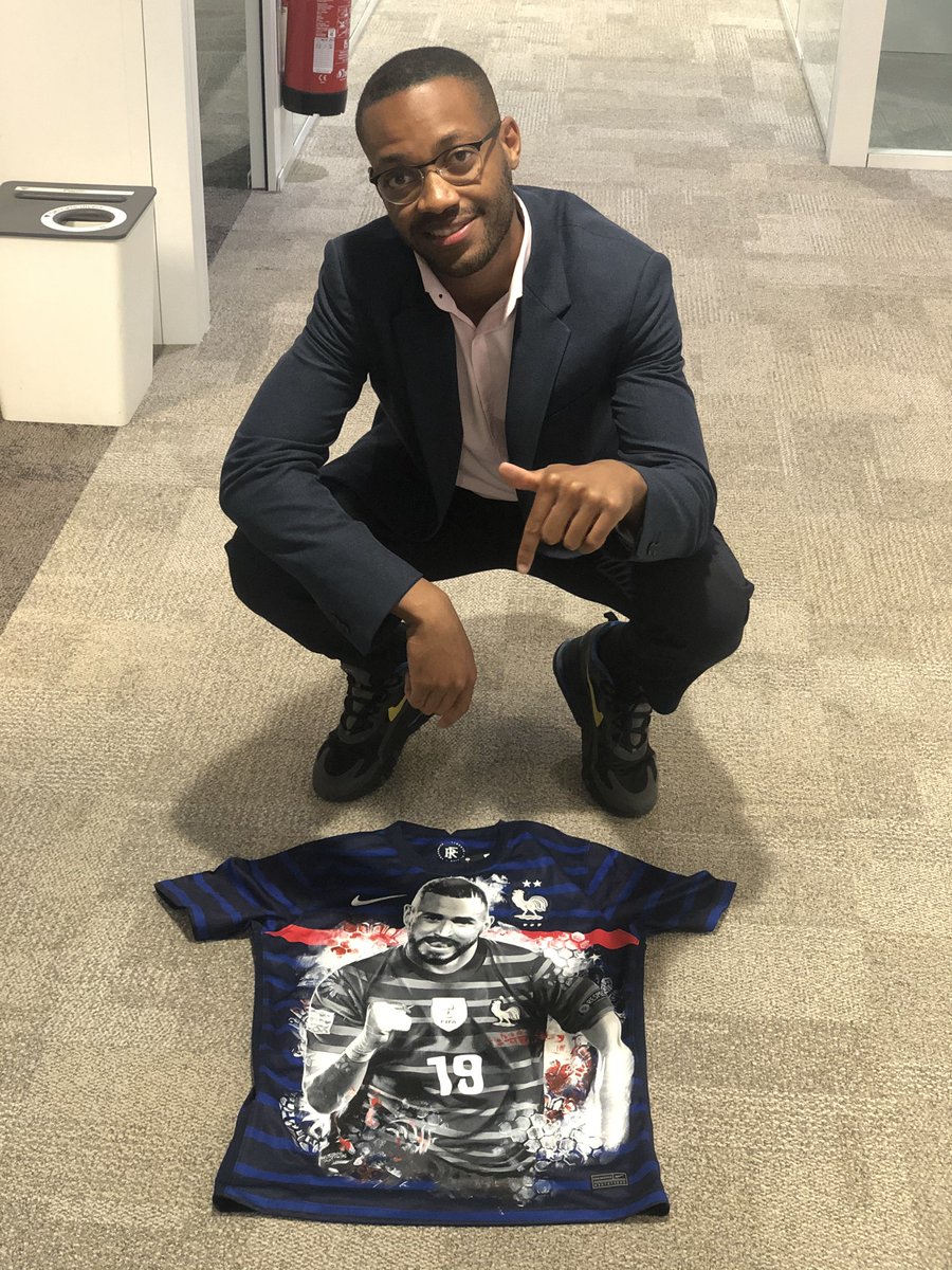 🚨 Alerte cadeau🚨

<a href="/LRKabeya/">Lee-Roy Kabeya</a> vous offre le maillot de l'équipe de France peint par <a href="/MatsDrawing/">Mats Drawing</a> à l'effigie de Karim Benzema 👏

On envoie de la force à l'attaquant français 💪⚔️

Pour tenter de le remporter, RT + follow <a href="/lachainelequipe/">la chaine L'Équipe</a>. Tirage au sort demain dans l'#EDM 🍀