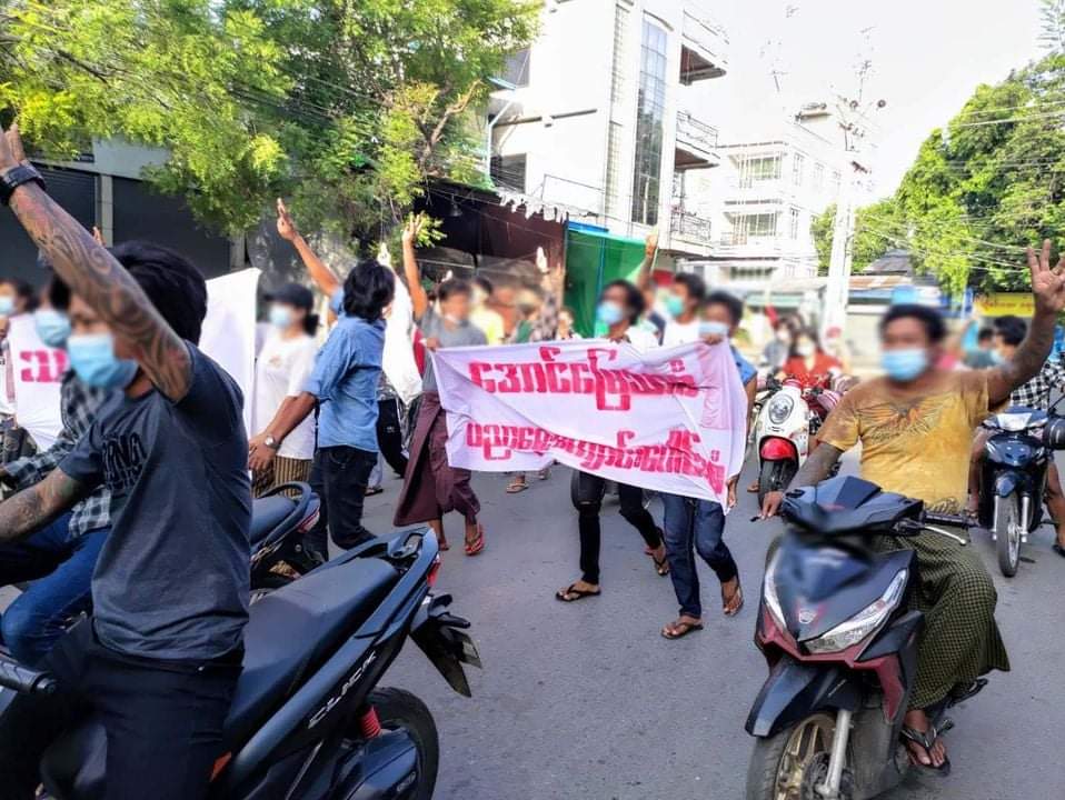 #Jun22Coup A clash between Military coup &amp; People's defense forces (PDF).The fights haven't finished yet, civilians be helping defenders by continuing Motorcycle strike on the road, giving info of the terroists &amp; burning Tyres despite violent shootings !
#WhatsHappeningInMyanmar