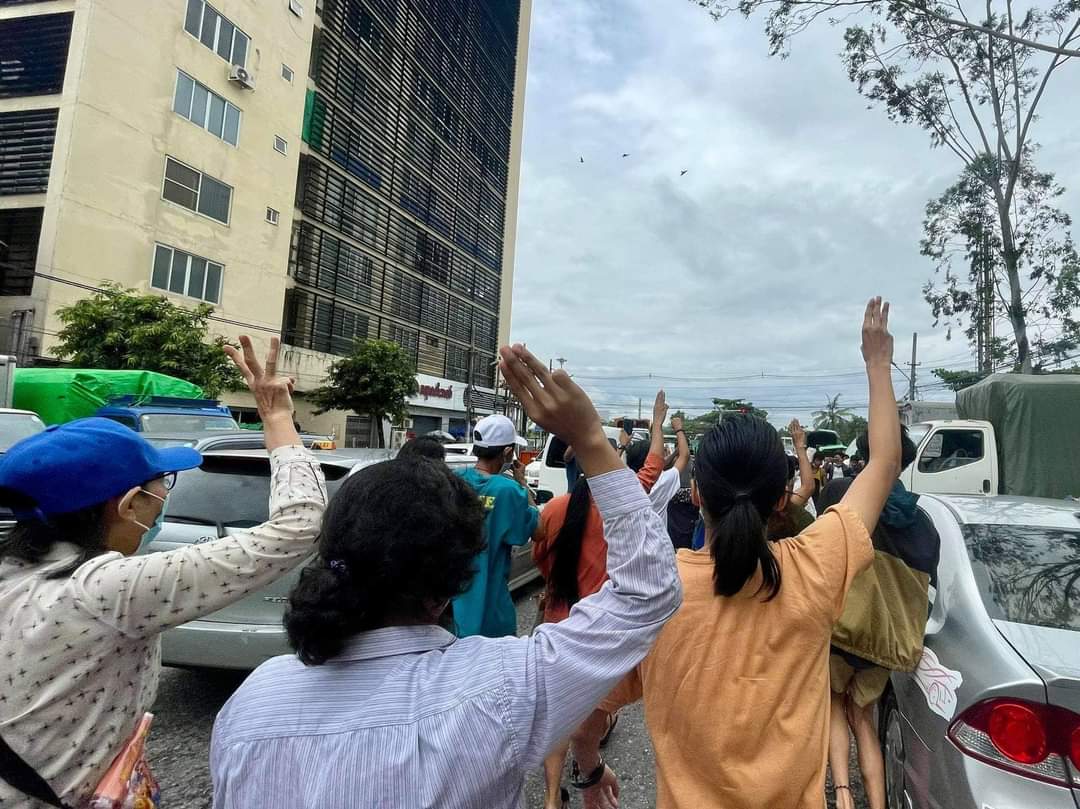 Guerilla Strike against Military Regime by youths from Yangon marched in LanMaTaw today. 
#UnfetteredAccessForAids 
#WhatsHappeningInMyanmar 
#June22Coup