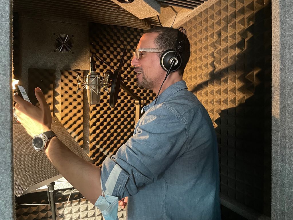 MousticStudio's tweet photo. 🎙️ [LA VIE DU STUDIO] - #Podcast com' interne : l'excellent comédien @Karimtougui en pleine séance d'enregistrement ⏺️ chez #MousticStudio ! https://t.co/nKKxF7yrfp