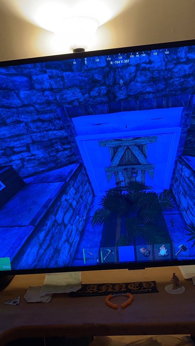 Toaastyy's tweet photo. Anybody know how to fix this blue “placement” put the door down and won’t go away. https://t.co/8mUbUiIGlS