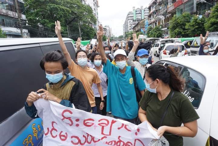 "Stay Strong Mandalay, We got your back" chanted by the pro-democracy residents from #SanChaung tsp, #Yangon this noon to encourage #Mandalay where SAC terrorists used heavy weapons in a fight with Mandalay People Defense Force.
#June22Coup #SaveMandalay #WhatsHappeningInMyanmar