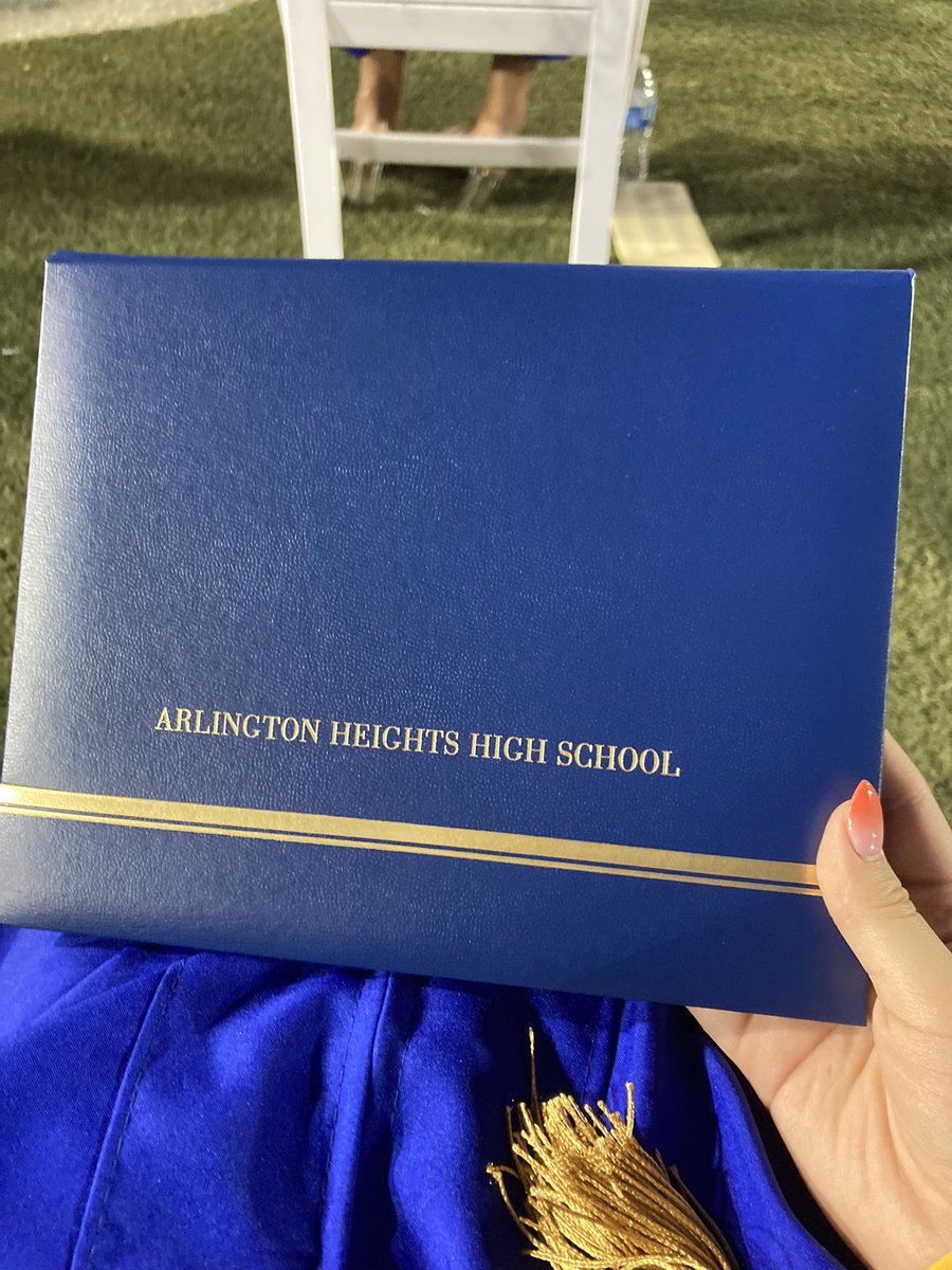 urfavhatessupe1's tweet photo. Graduated on Sunday with J https://t.co/OYSWca1GBg