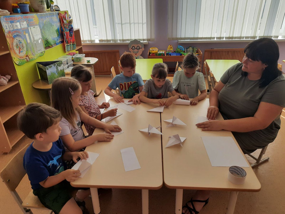 Дети приняли участие в акции "Журавли", посвящённой Дню памяти и скорби.