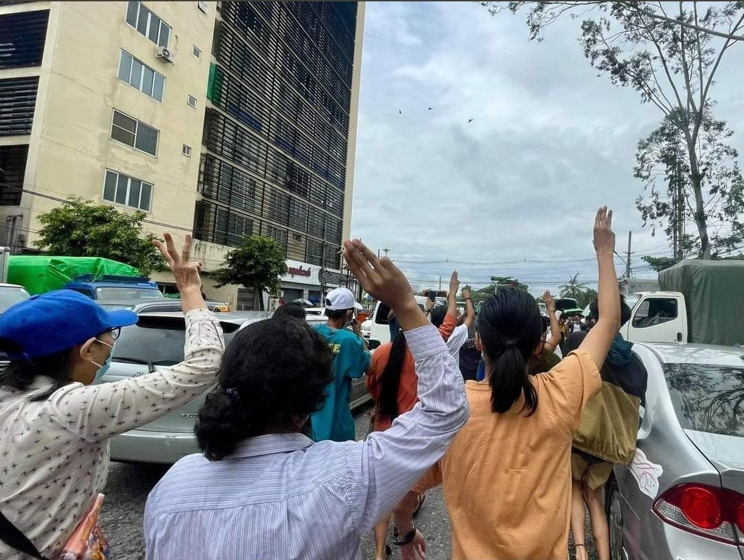 S49317621's tweet photo. Youths from #Yangon marched and protested against the military regime at #NyaungPinLay Market. #LanMaTaw Township.
#June22Coup 
#UnfetteredAccessForAids 
#WhatsHappeningInMyanmar https://t.co/Xkqrarf5OA