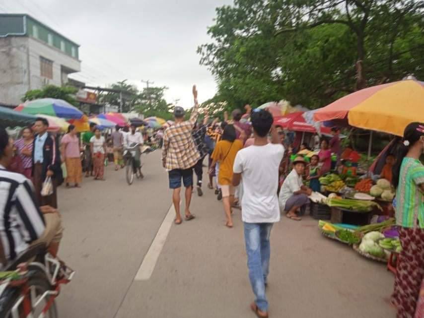 MoeYu20's tweet photo. Youths of South Dagon staged a Guerrilla Style Strike against dictatorship in a bazaar despite Junta’s daily brutality. #UnfetteredAccessForAids #June22Coup  #WhatsHappeningInMyanmar https://t.co/3439ejIyJv