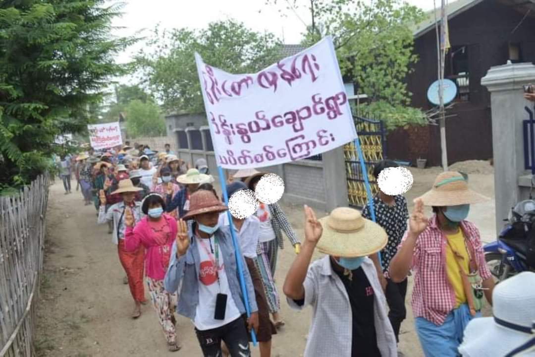 S49317621's tweet photo. Locals villagers from Northern SaLinGyi and Eastern YinMarBin marched in Sagaing Region to protest against the military dictatorship.
#June22Coup 
#UnfetteredAccessForAids 
#WhatsHappeningInMyanmar https://t.co/i1AFxiZboi