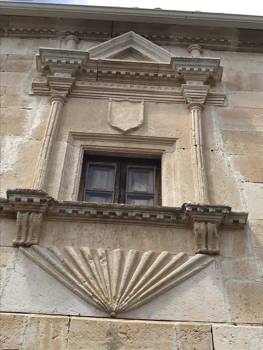 Vivirlasmerind2's tweet photo. #Salazar, balcón de #merindad de #CastillalaVieja.
Un paseo entre sus casonas, fuentes e incluso cueva dentro del mismo casco urbano té hará sentir la fuerza de la #Historia que le da sentido.
#patrimonio @BurgosTur https://t.co/bkciieFFAn