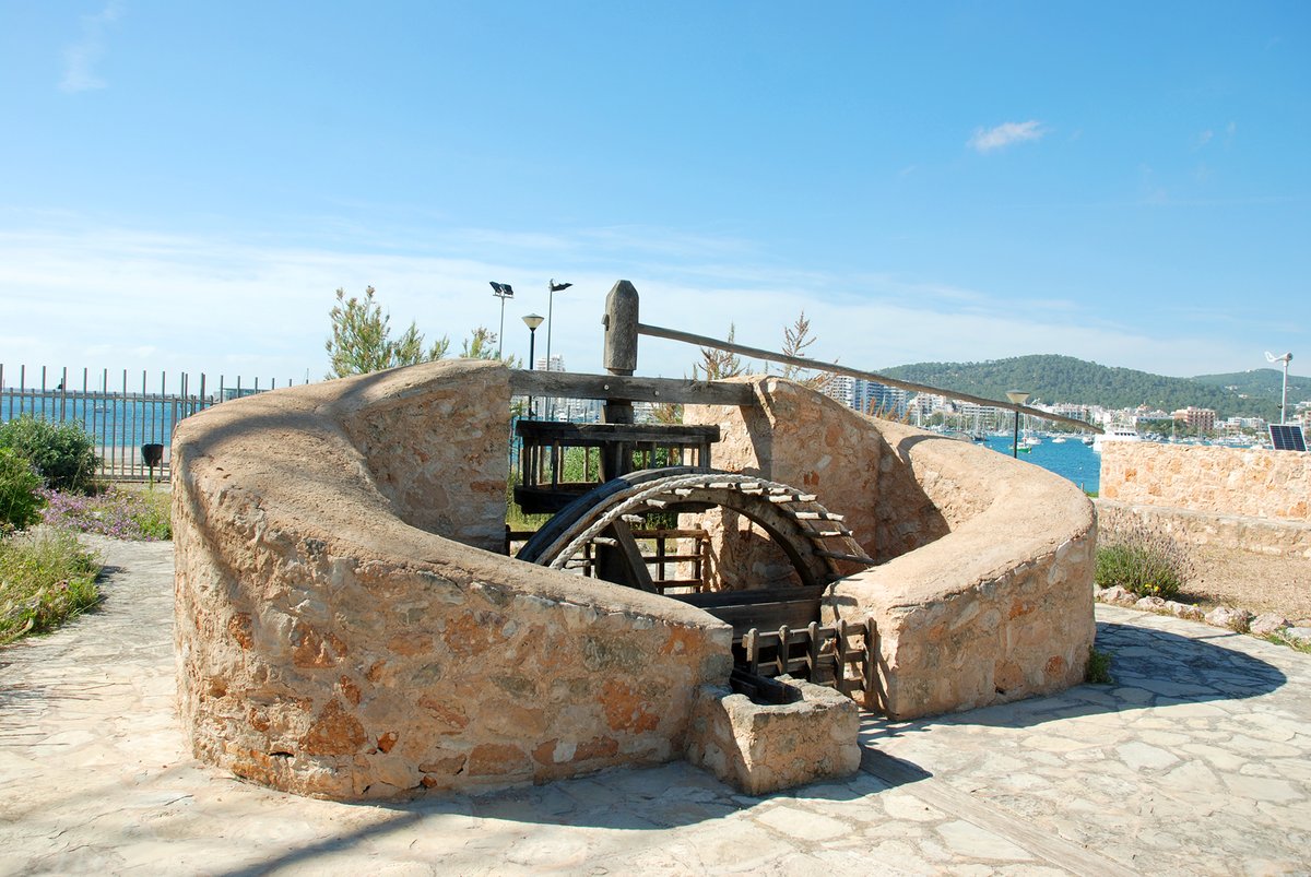La sénia de sa Punta des Molí, un espai que reflecteix com era la vida d'antany a la badia, quan encara no existia una indústria turística i es vivia exclusivament del camp i la pesca 👉 buff.ly/3ltF6Ym #SalvemSaBadia #Eivissa #Ibiza