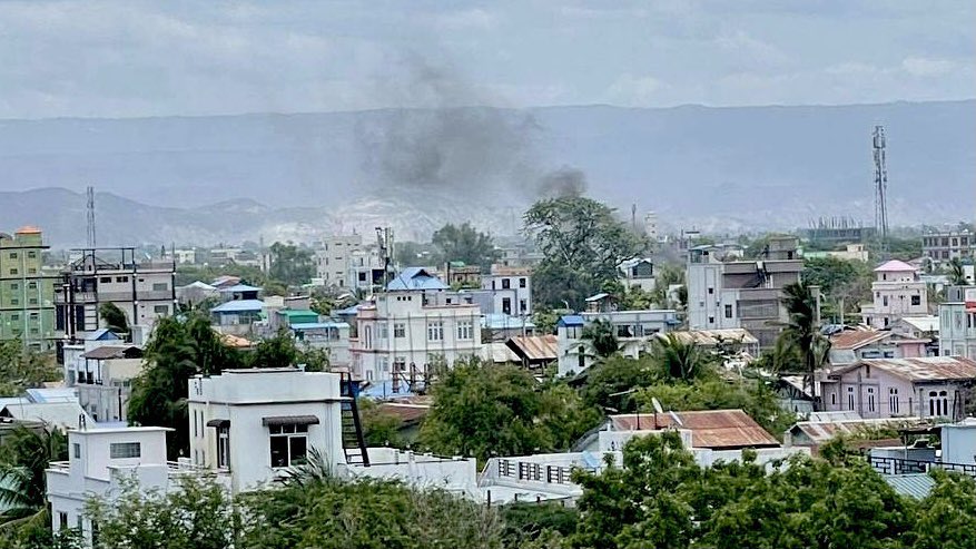 #June22Coup #Mandalay

SAC JUNTA FIGHTING WITH PEOPLE’S DEFENCE FORCE

Armoured vehicles patrolling streets. Snipers also on rooftops. 

Image taken circa one hour ago of smoke above neighbourhood where fighting broke out. #WhatsHappeningInMyanmar #Myanmar