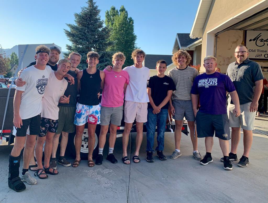 WasatchFB's tweet photo. Thanks to a few of our coaches and players who helped a coach’s family move some heavy stuff tonight! #PickThingsUp #PutThingsDown #UpOnTheOne https://t.co/YUpQPW6EsC