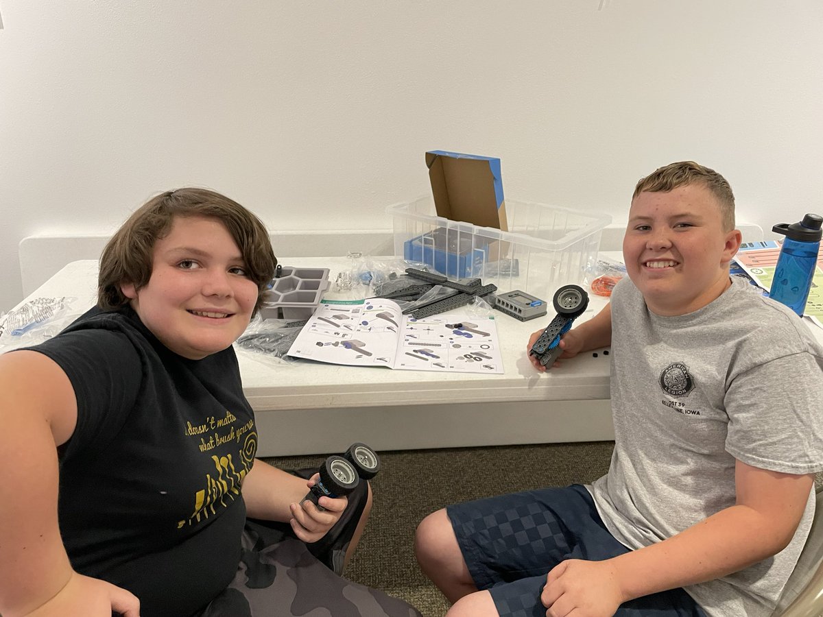 GinaBeckMiller's tweet image. Day 1 @VEXRobotics camp @bpam @BelPlaineCSD @IowaSTEM @STEM_SE_Iowa #bplftadamakerspace