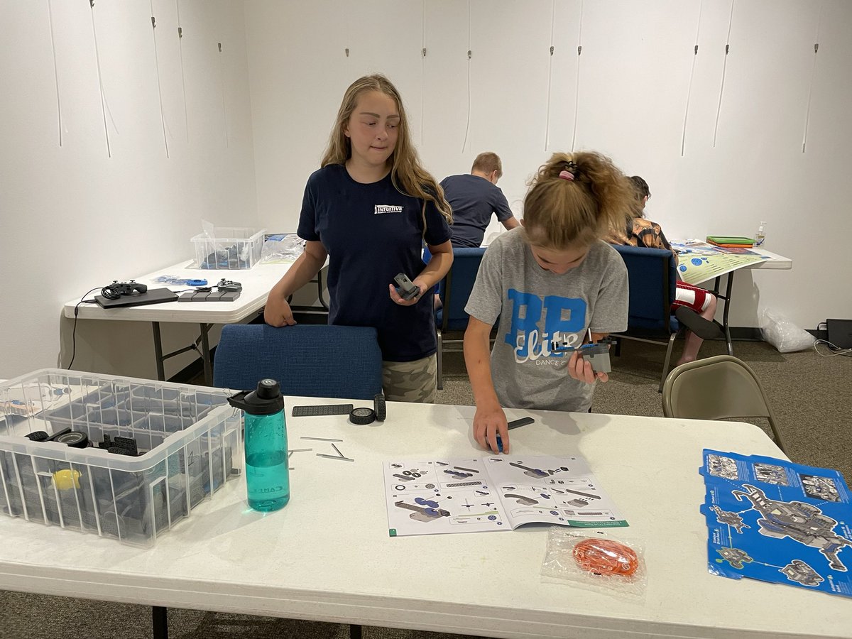 GinaBeckMiller's tweet image. Day 1 @VEXRobotics camp @bpam @BelPlaineCSD @IowaSTEM @STEM_SE_Iowa #bplftadamakerspace
