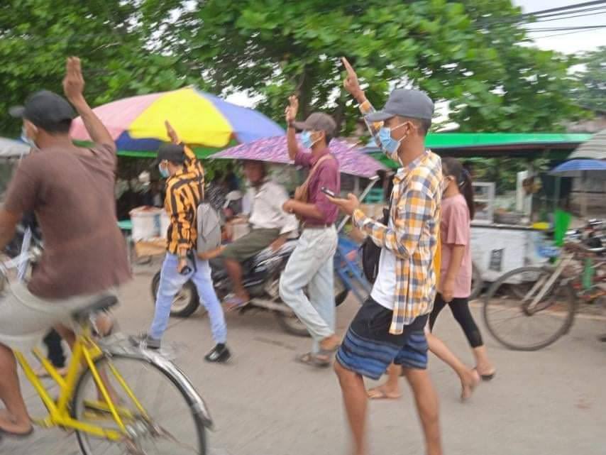 Despite the obstacles , youths from #South_Dagon Myothit held a guerilla strike in a random bazaar on June 22 .
#June22Coup #WhatsHappeningInMyanmar 
#UnfetteredAccessForAids