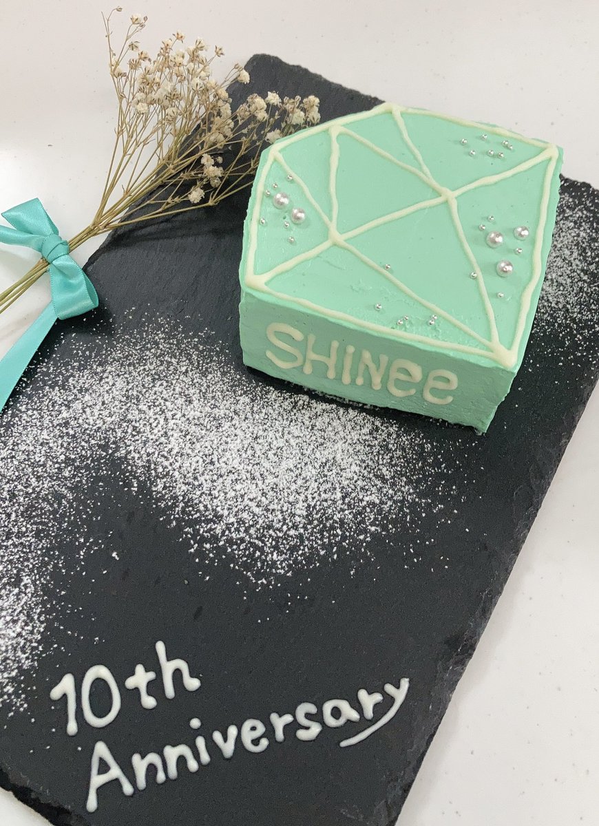 babysbreath0407's tweet photo. SHINee日本デビュー10周年おめでとう!!!!!
ダイヤモンドケーキ…角をとるのがこんな大変だと思わなかったw
なんか歪だ形になったけど可愛く出来たと思う♡(自画自賛w)

#SHINee日本デビュー10周年おめでとう
#SHINee_JapanDebut_10thAnniversary
#SHINee_1000年ずっとそばにいるよ https://t.co/Xf1IdwoHOq