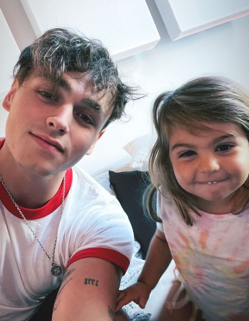 thinkofmecth's tweet photo. uncle jonah and uncle corbyn with lavender 🥺🤍 https://t.co/rjU9DqvwJp