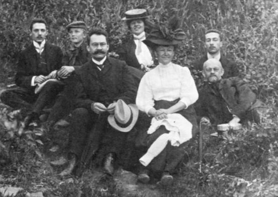 SPIntelligencer's tweet photo. 🎉Celebrating🎉 the 157th birthday of Hermann Minkowski born #OTD!

Minkowski advised Hilbert to list 23 problems for #ICM1900 Paris.
Invited speaker #ICM1904 Heidelberg.
#HistoryOfICM

👨‍🏫https://t.co/WUMSmBCe1j
📷 around 1905 https://t.co/YiEWmZASbV #TheMathematicalIntelligencer https://t.co/aQ38buN5db