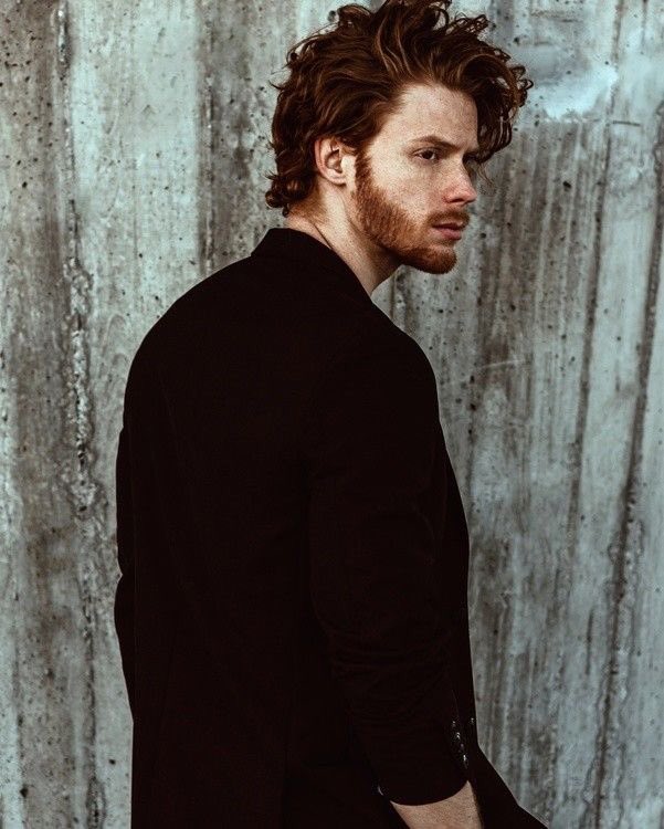 Charlie Weasley 

23
Gryffindor 
Dragonologist
Caring
Shy
Outdoorsy 
Obsessed with dragons 
Ms/MV
Pan
Like/Rt