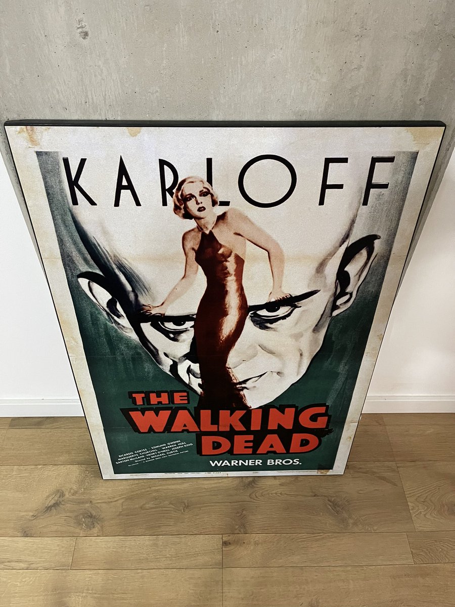 Póster de estilo vintage a la pared y sin colgar. Le darán mucho estilo a tu espacio.