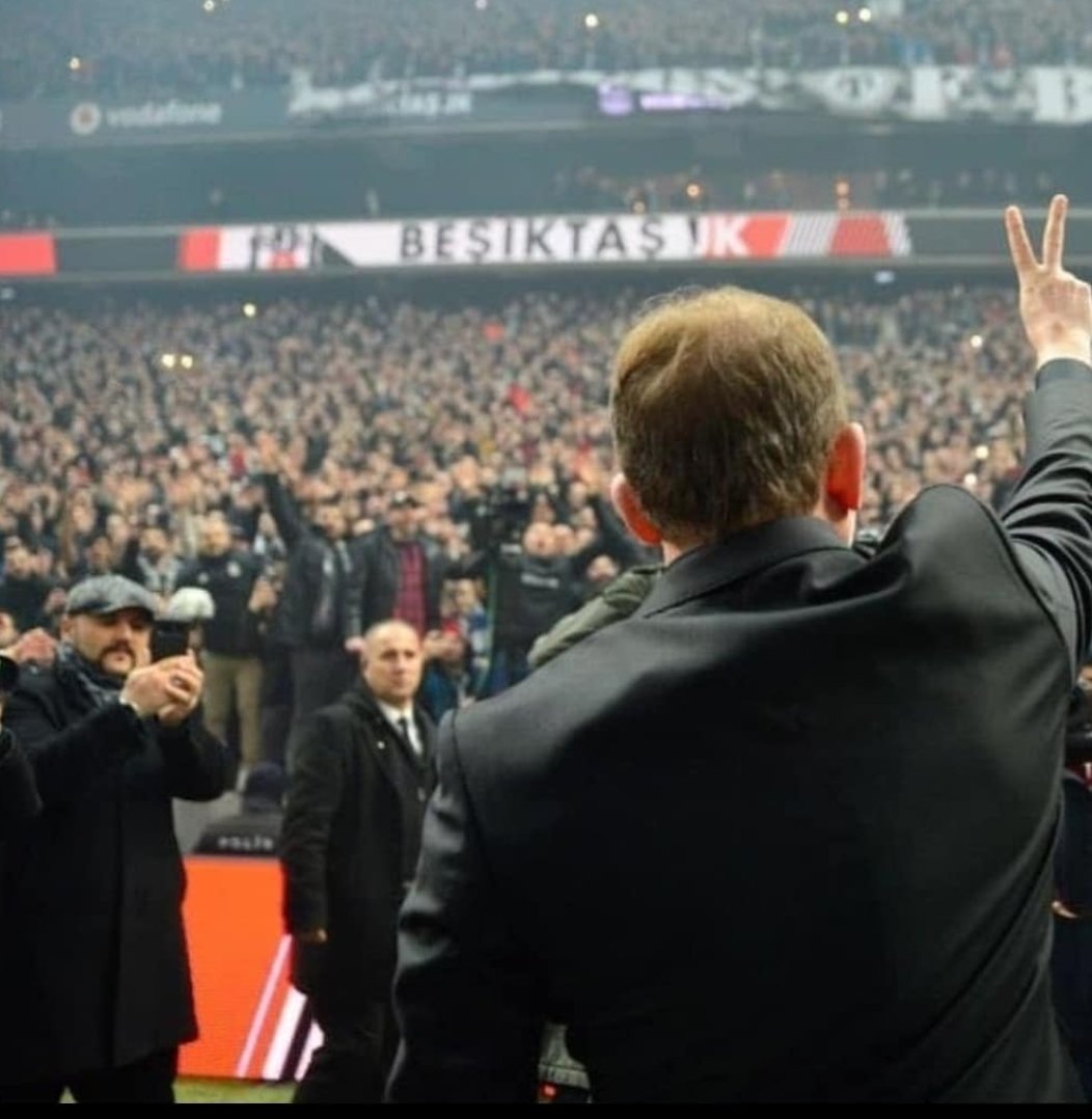 ➡️ Beşiktaş taraftarı bugün saat 12'de, Sergen Yalçın'ın İstanbul Etiler'de ki evinin önünde toplanıp, hocaya destek vermek için organize oluyor.