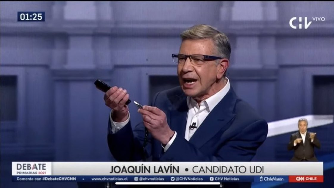 bastiannacho's tweet photo. Falabella TV 🎶 #DebateCHVCNN https://t.co/tAMyNdKuAb