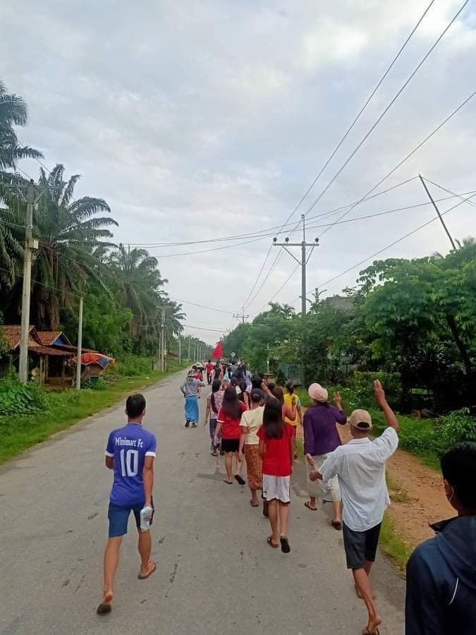 kay_aprilnyein's tweet photo. Youths of Nyin Maw Village, Launglone Township staged a morning strike against the military dictatorship on this morning.

#UnfetteredAccessForAids
#June22Coup
#WhatsHappeningInMyanmar https://t.co/WSbGSQgMXh