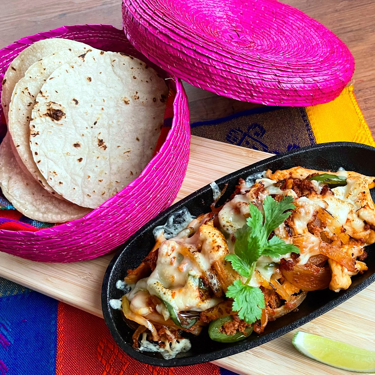 TaquitoJapan's tweet photo. Chicken Alambre
チキンアランブレ
チキン、自家製本格メキシカンチョリソ、オニオン、ピーマンミックスをサッとソテーして、トッピングにチーズをオーブンで溶かしたら、出来上がり😉
ホクホク温かいコーントルティーヤのサイドで自由にタコスにするだけ🌮

是非、頼んでみてください
@TaquitoJapan https://t.co/A8vYZWhcRz