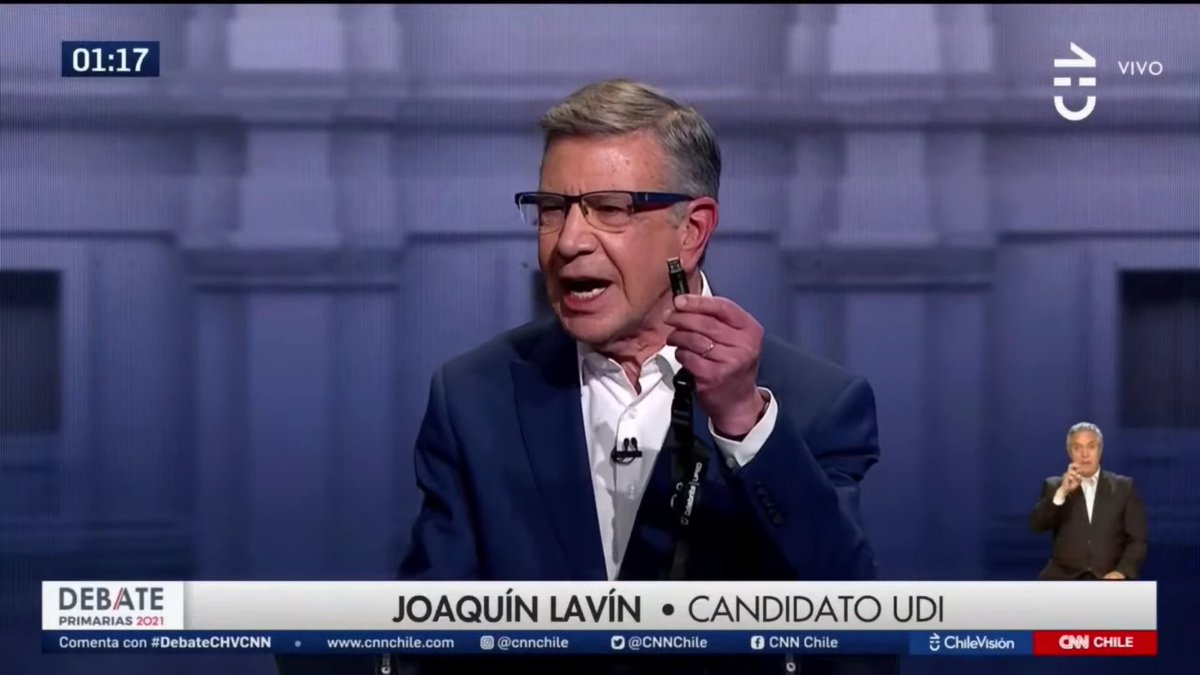 Televisivamente's tweet photo. Perdón, aun no supero el pendrive que quiso enchufar en el telefono #DebateCHVCNN https://t.co/xLa0vHcPCU