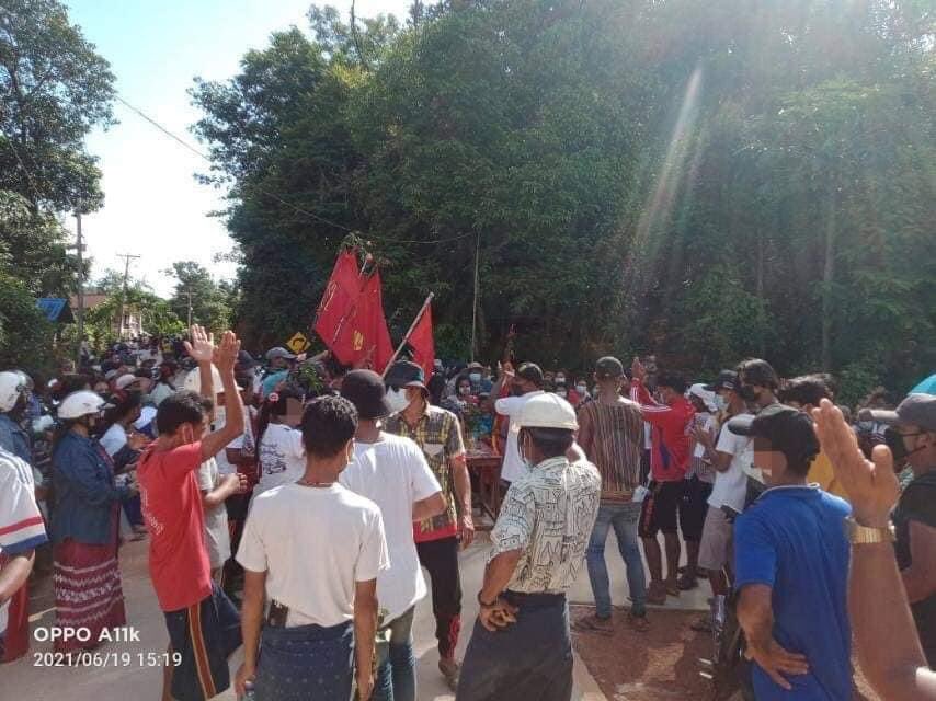 Residents in the southern part of #Dawei marched with motorbikes to overthrow the military dictatorship on the early morning of June22.

#June22Coup #WhatsHappeningInMyanmar #UnfetteredAccessForAids