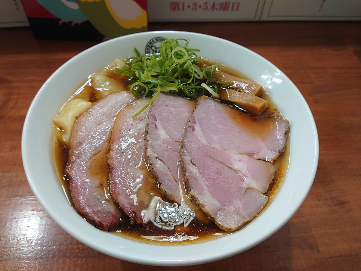 ほてゐ V Twitter お昼ご飯ヽ 麺屋わしわ 醤油チャーシューワンタン麺 牛脂の和え玉 地鶏の出汁に中太麺が良く合う 甘味と旨味のバランスがよく取れていた 燻製チャーシューが最高ですね 和え玉は細麺も味わえたので大満足 ほのかにある