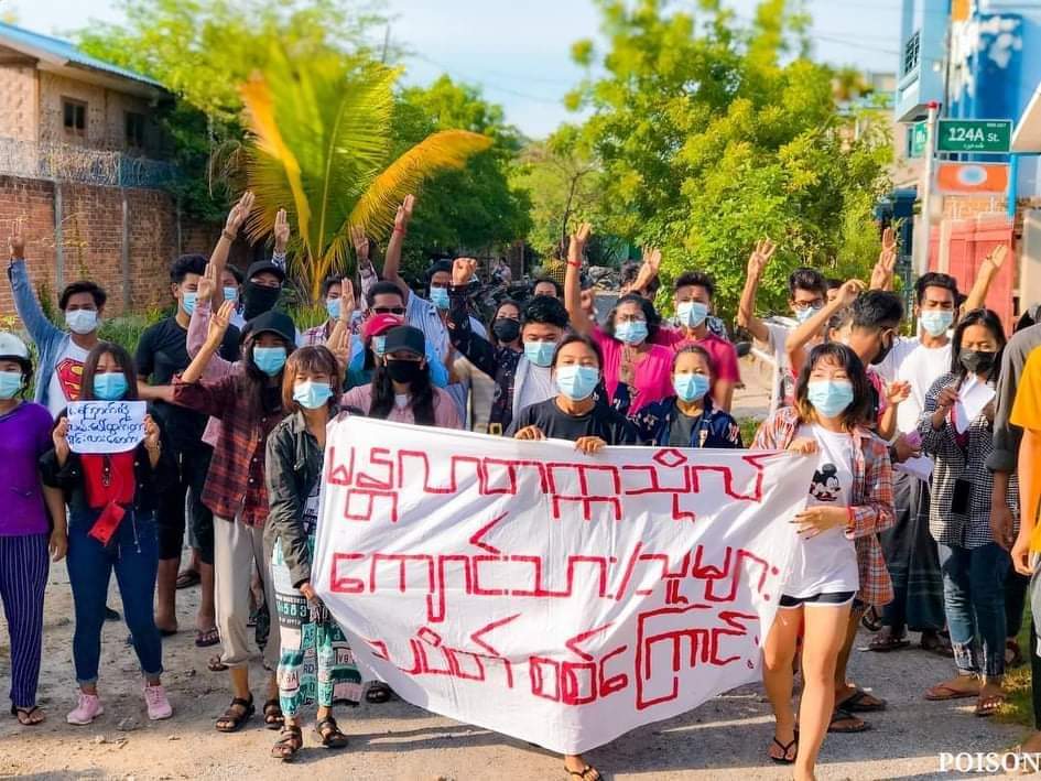 RvlBurma2's tweet photo. Mandalay University students protest against military dicatorship in Mandalay.

#WhatsHappeningInMyanmar 
#June22Coup
#UnfetteredAccessForAids https://t.co/6XoSFYJqp8