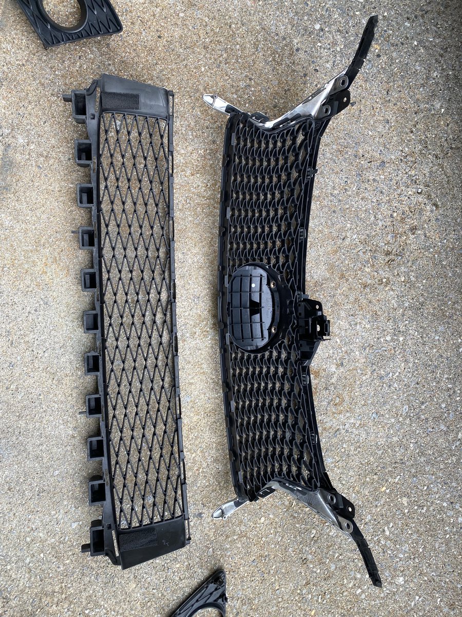 Yama33R's tweet photo. 10系GS前期の
Fスポーツ純正のグリル一式
買いたい方いますか？
25000円希望です。 https://t.co/o3DRF7nkLp