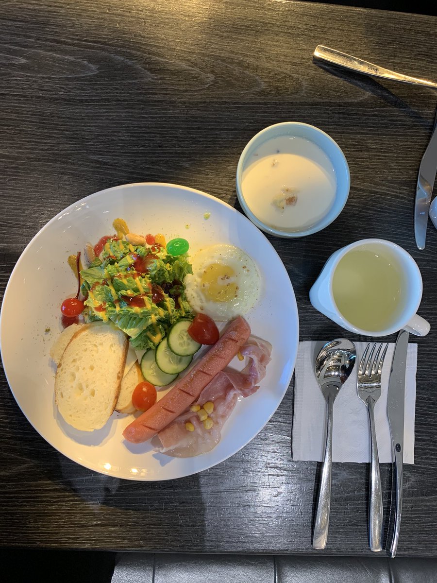 Өвөрхангайн Богд зочид буудал үнэхээр сайхан үйлчилгээ сайтай тав тухтай найрсаг хамт олон бна шүү. Ороод гарахад таатай сайхан байлаа