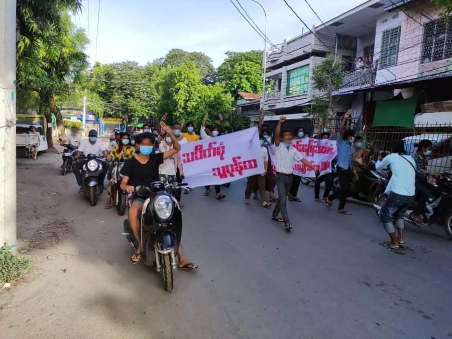 IrrawaddyNews's tweet photo. Students from Mandalay’s Aungmyaythazan Township rallied against the military regime on Tuesday. (Photo:CJ) #WhatsHappeningInMyanmar https://t.co/hMhF8LqqWE