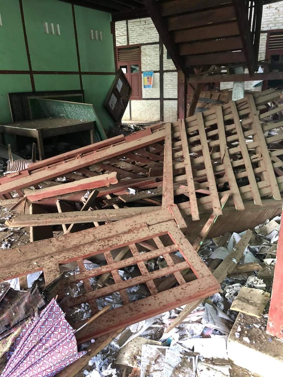 Two bombs explode at Moemawk (Nmawk) High School in Bahmaw District at around 9 am this morning.

Local said, three people injured.

#WhatsHappeningInMyanmar #Kachin