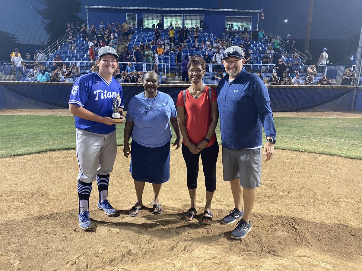 IE_Baseball_HQ's tweet photo. Congratulations Nolan Smith from @TCTitansBsbl on winning the Fred Smith MVP and Scholarship Award for Riverside County! Thank you Carol and Tracy Smith for being in attendance tonight! https://t.co/UtSFf42uEZ