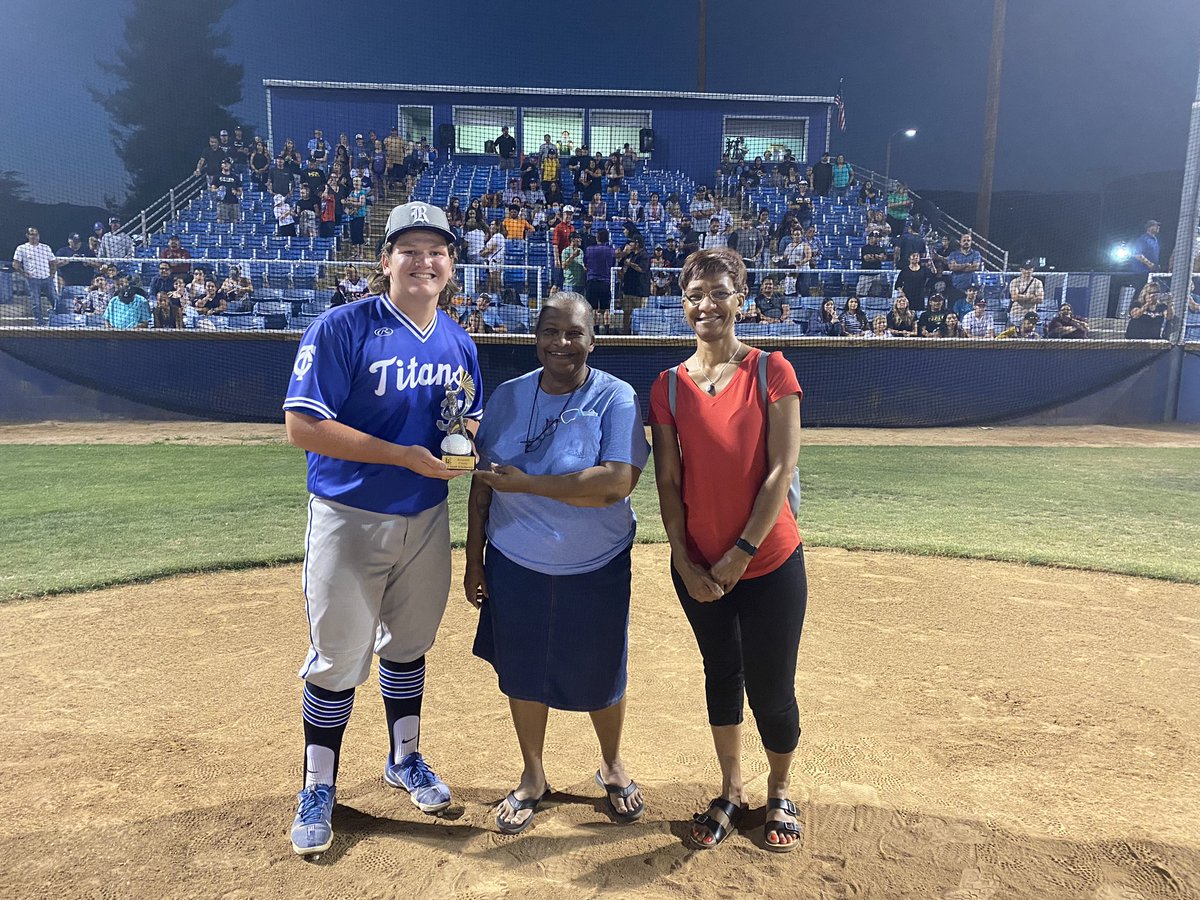 IE_Baseball_HQ's tweet photo. Congratulations Nolan Smith from @TCTitansBsbl on winning the Fred Smith MVP and Scholarship Award for Riverside County! Thank you Carol and Tracy Smith for being in attendance tonight! https://t.co/UtSFf42uEZ