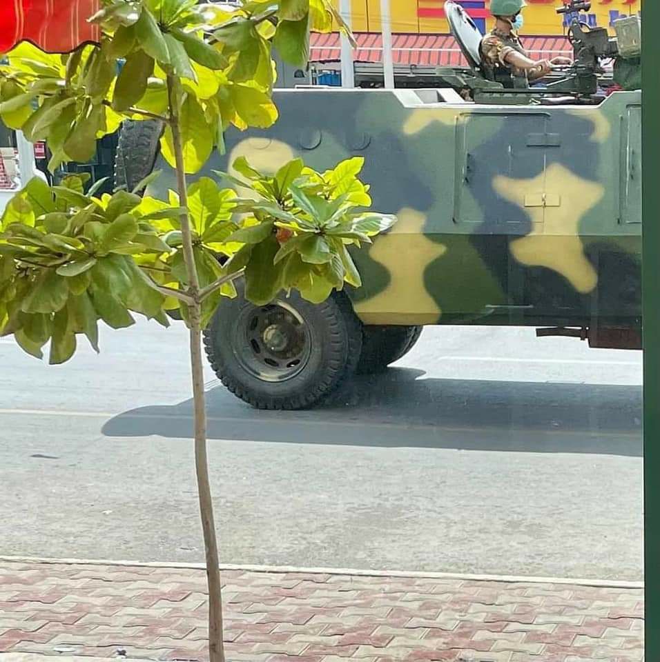 MilkTeaMM_MTAM's tweet photo. Junta terrorists and PDF exchanged fire near the corner of 54th Street and 111th Street in #Mandalay on the morning of June 22. Massive Junta terrorists are using heavy weapons and machine guns. They are now replenishing large numbers of troops and marching with tanks
#June22Coup https://t.co/3FMA1NTlJW