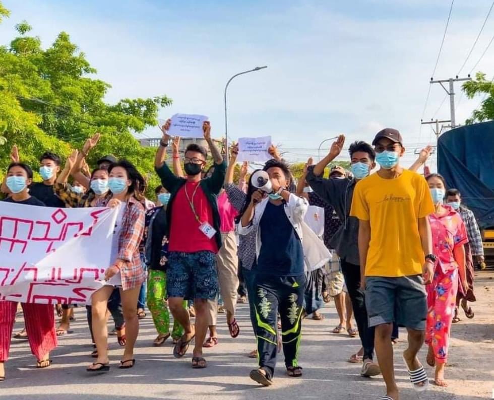 PhyoThiriLwin11's tweet photo. Civilians in #Mandalay, marched on the road to overthrow dictatorship 

#WhatsHappeningInMyanmar  #June22Coup https://t.co/jTvxjfegGj