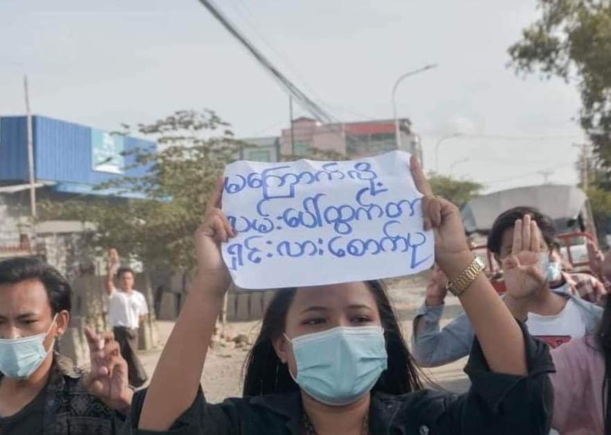 PhyoThiriLwin11's tweet photo. Civilians in #Mandalay, marched on the road to overthrow dictatorship 

#WhatsHappeningInMyanmar  #June22Coup https://t.co/jTvxjfegGj