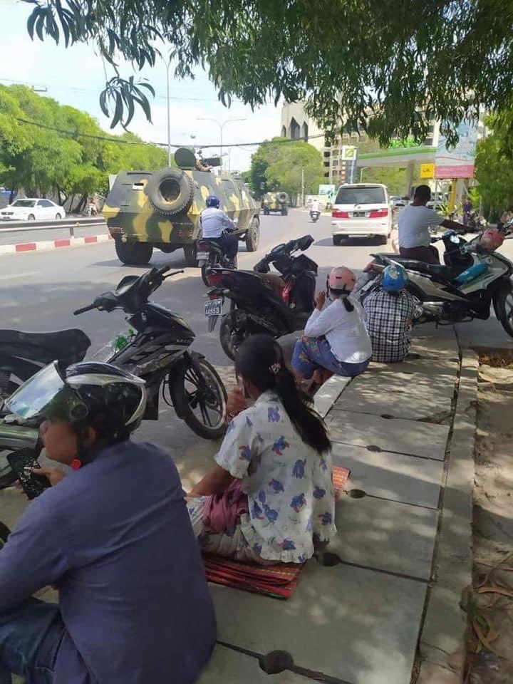 MANDALAY Division !!!

Three armoured combat vehicles have departed Mandalay Palace and are currently patrolling the city.

#June22Coup #WhatsHappeningInMyanmar