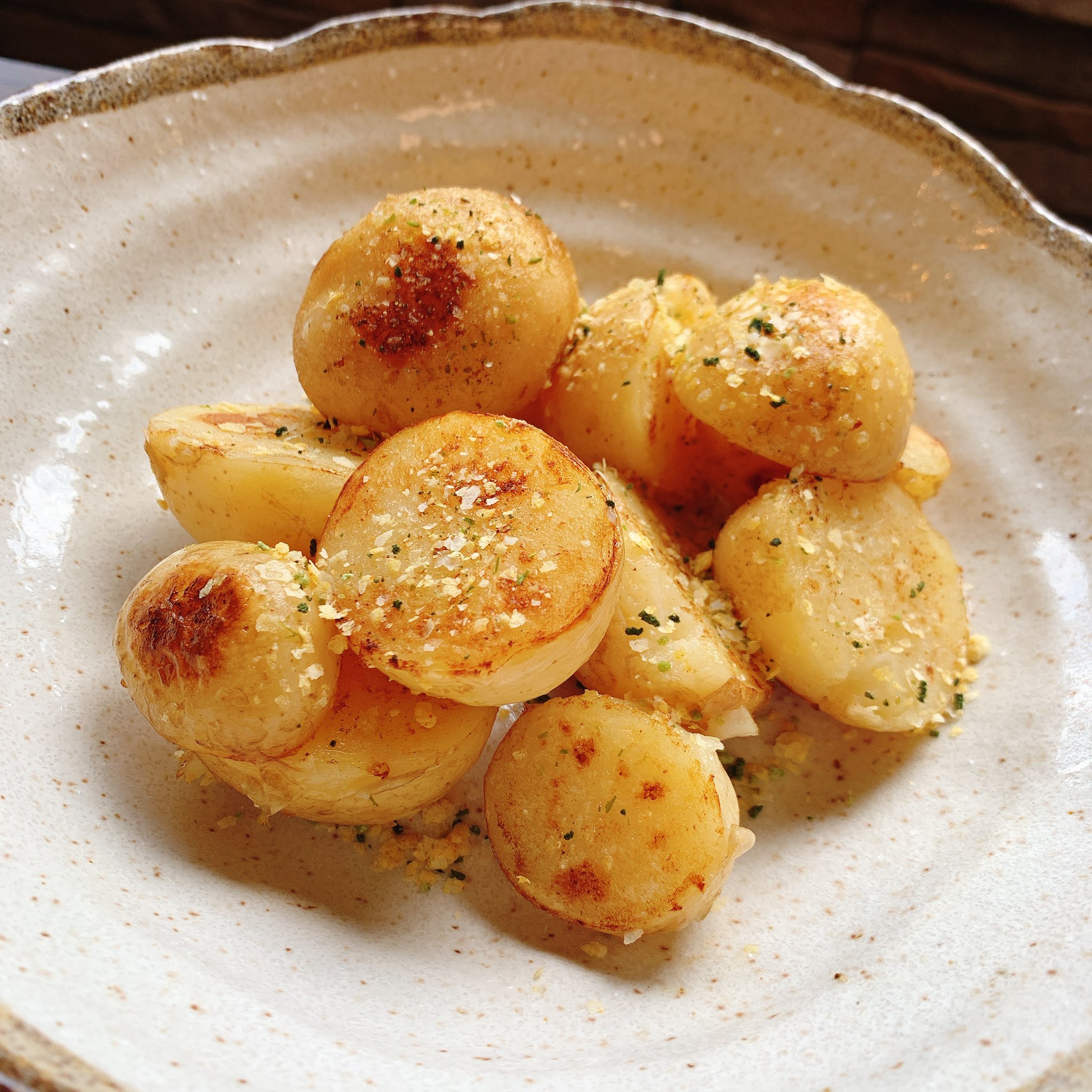 かのまん 芋なんてダイエット中に食べてはいかんと思っていないかい 油と結婚したポの付くヤツがあまりよろしくないのであって 電子レンジと結婚させれば100gあたりcは17gの76kcal 同じ重さの白米はcが35gの165kcalなので約半分だ 量が食える タコと