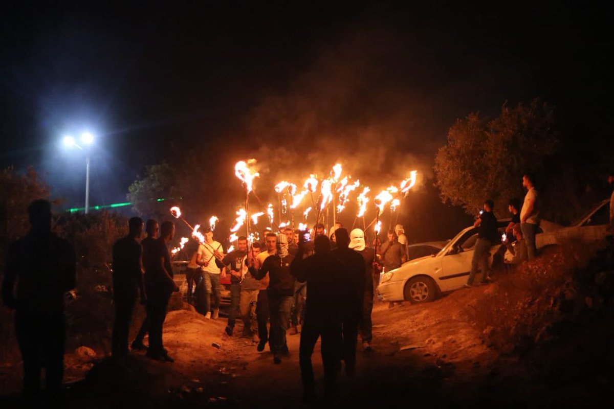 JatIkhwan's tweet photo. Malam tadi telah diadakan satu perarakan obor oleh warga Palestin di Nablus. Perarakan ini sebagai bantahan ke atas pencerobohan dan pembinaan penempatan haram warga Yahudi di atas tanah-tanah pertanian warga Palestin di kawasan sekitar. https://t.co/G63oWaJ2qO