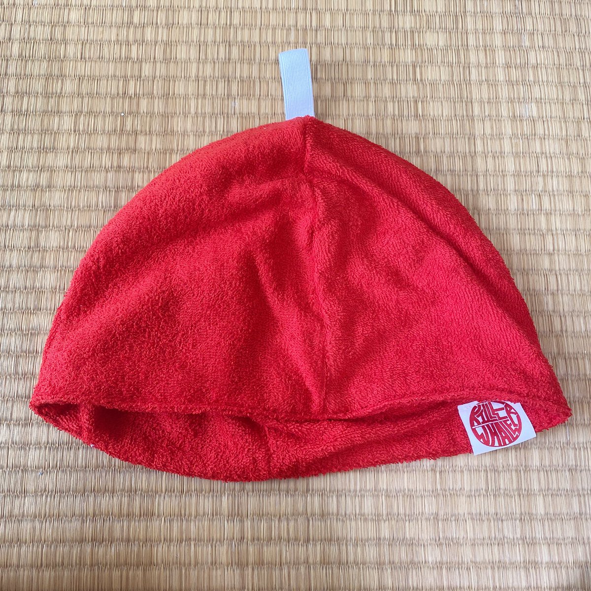 昨日熱波甲子園やどこでも金網プロレスに出場されていたオルカ宇藤選手(@OrcaUto)のお手製サウナハットをついにゲットしました。サウナに入ると毛がチリチリしがちなのでとても嬉しいです。蟹なので赤です。後日つかいごこちをレポートしますよ!💥🦀💥 https://t.co/yyh3Q752TJ 